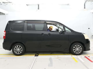 2010 TOYOTA Noah