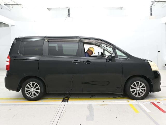 TOYOTA Noah thumbnail 4