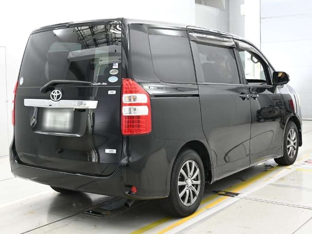 TOYOTA Noah thumbnail 2