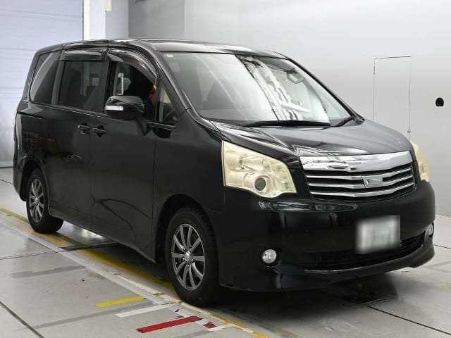 TOYOTA Noah thumbnail 6