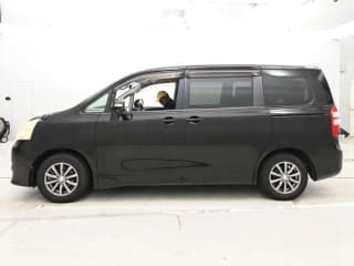 2010 TOYOTA Noah