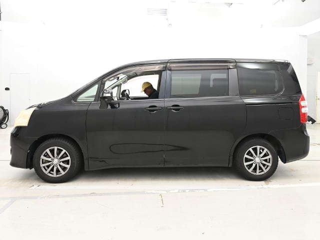 TOYOTA Noah thumbnail 5