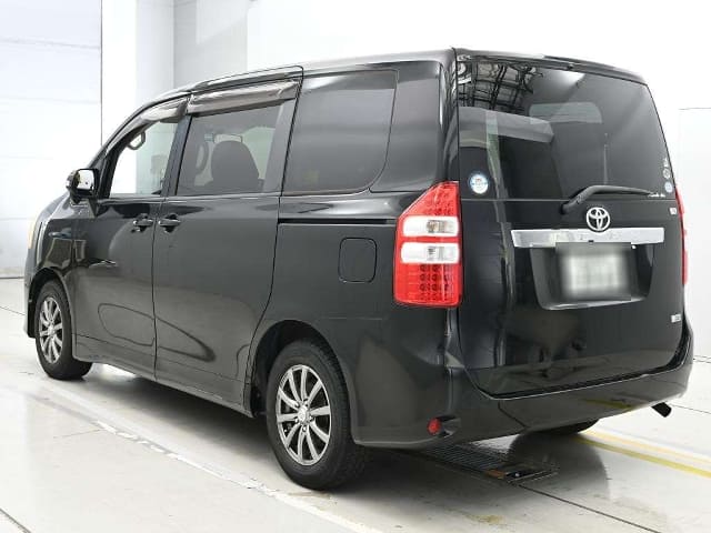 TOYOTA Noah thumbnail 7