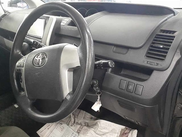 TOYOTA Noah thumbnail 3