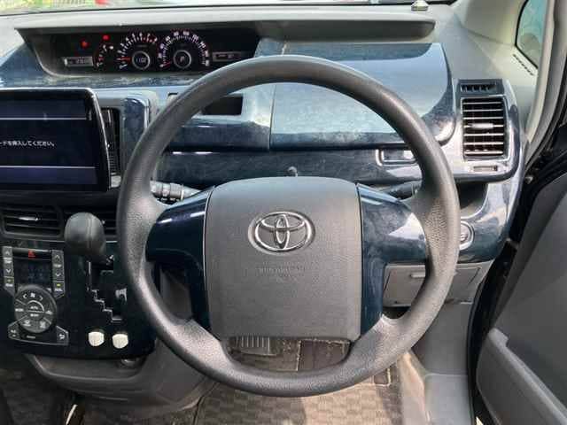 TOYOTA Voxy thumbnail 6