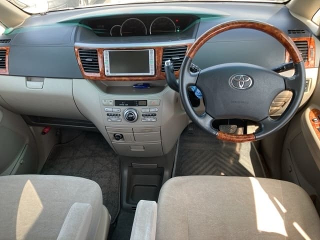 TOYOTA Noah thumbnail 4