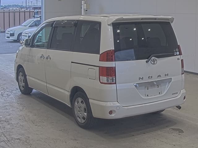 TOYOTA Noah thumbnail 2