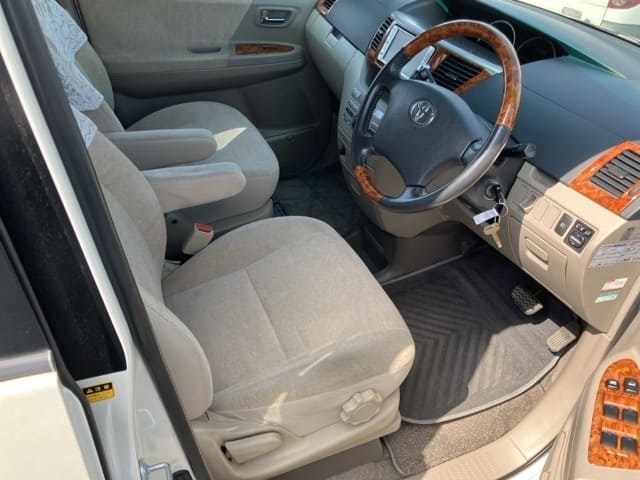 TOYOTA Noah thumbnail 6