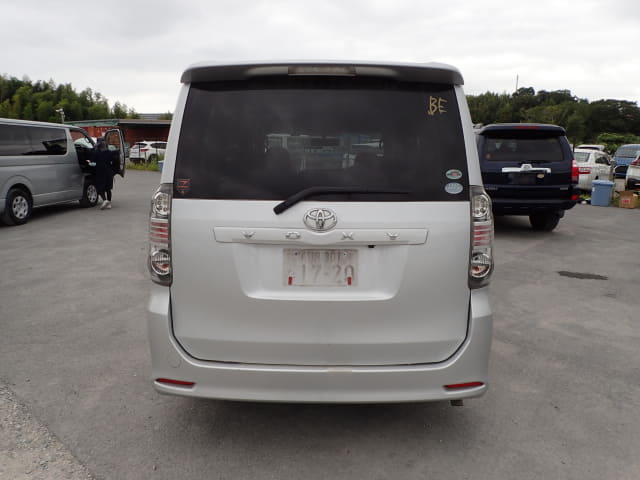TOYOTA Voxy thumbnail 4