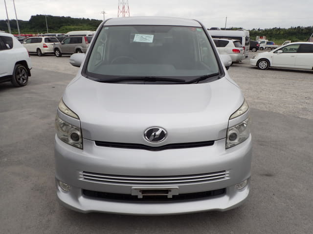 TOYOTA Voxy thumbnail 8
