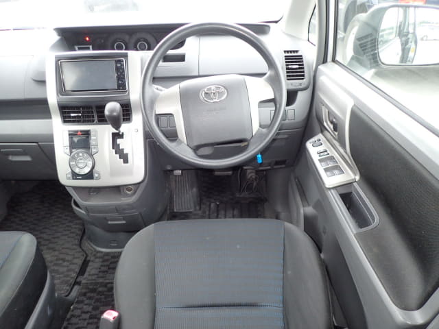TOYOTA Voxy thumbnail 32