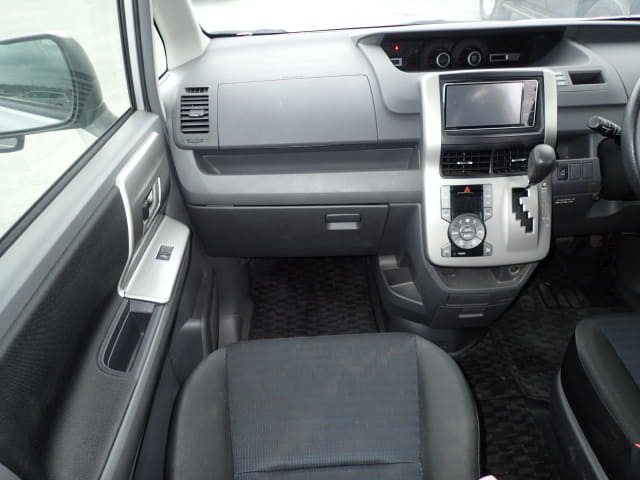 TOYOTA Voxy thumbnail 33