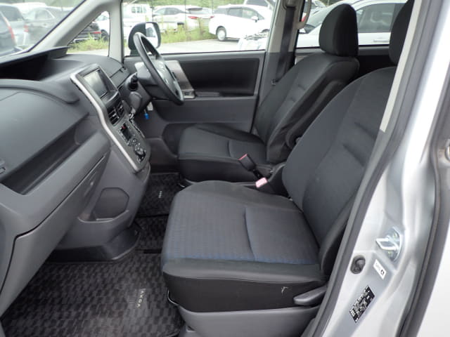TOYOTA Voxy thumbnail 26