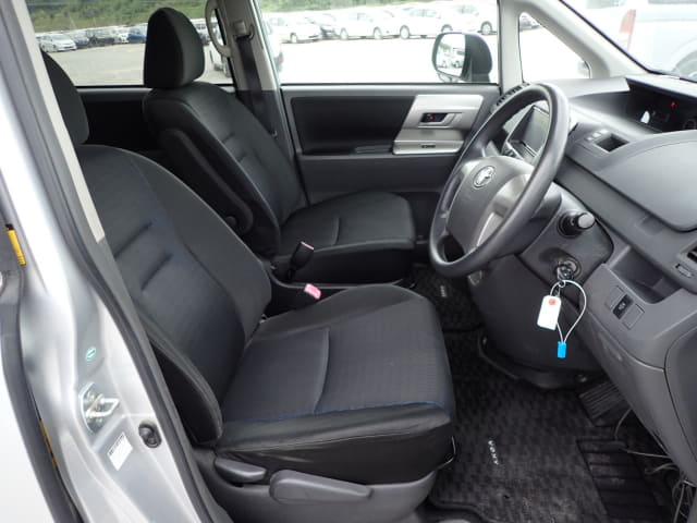 TOYOTA Voxy thumbnail 25