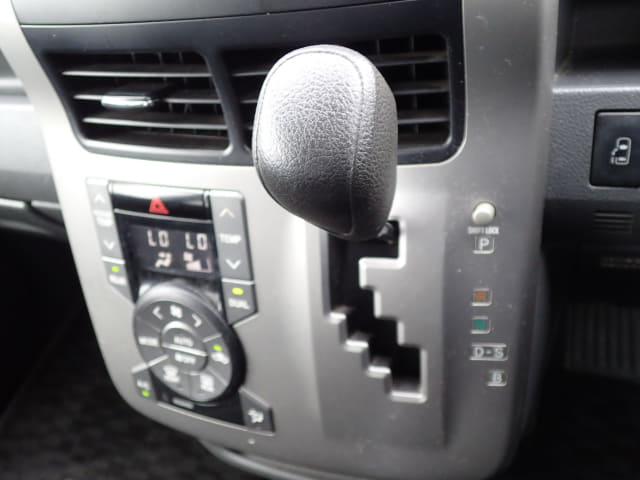TOYOTA Voxy thumbnail 41