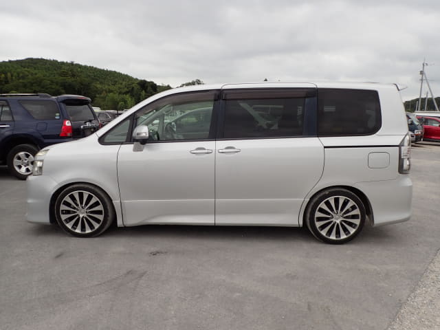 TOYOTA Voxy thumbnail 2