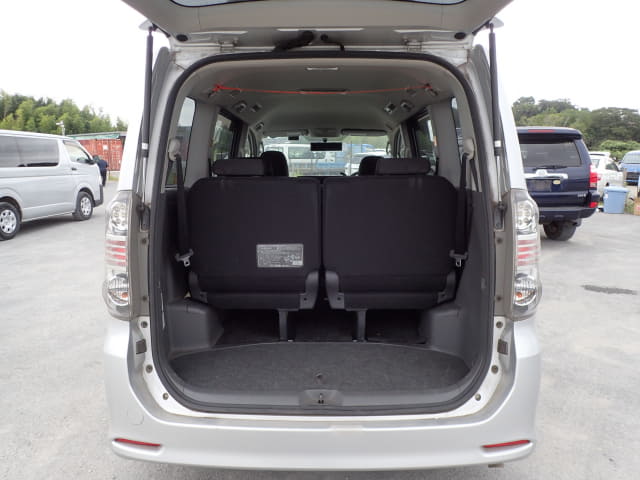TOYOTA Voxy thumbnail 29