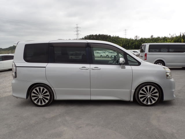 TOYOTA Voxy thumbnail 6