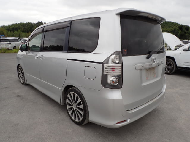 TOYOTA Voxy thumbnail 3