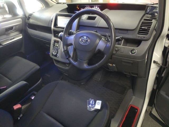 TOYOTA Voxy thumbnail 53