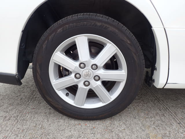 TOYOTA Voxy thumbnail 11