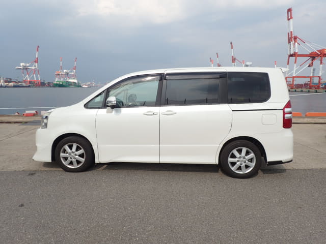 TOYOTA Voxy thumbnail 2