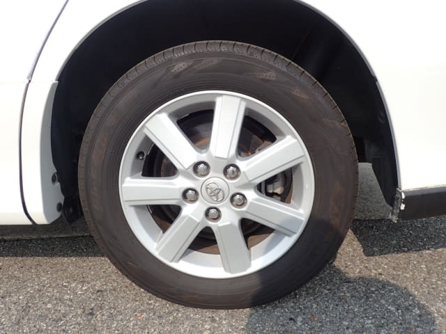 TOYOTA Voxy thumbnail 10