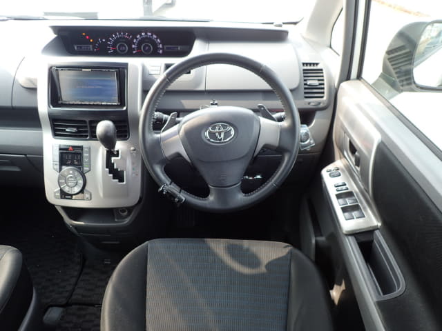 TOYOTA Voxy thumbnail 32