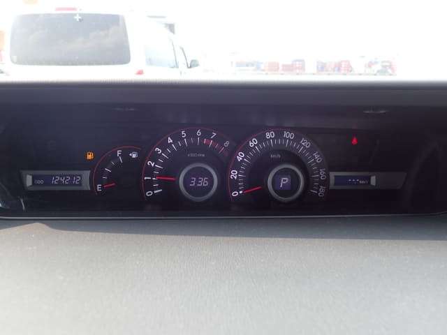 TOYOTA Voxy thumbnail 34