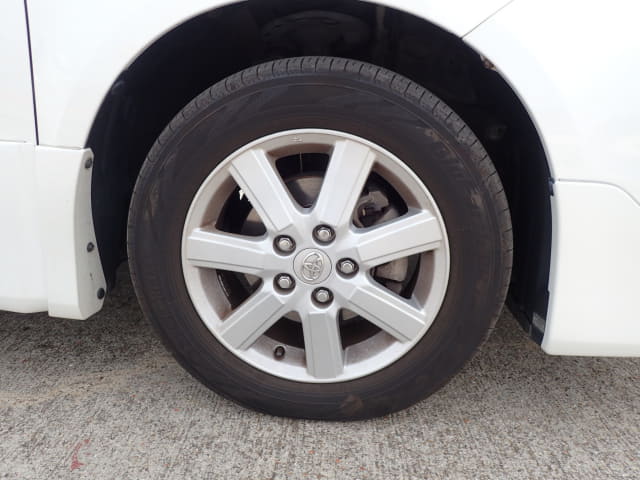 TOYOTA Voxy thumbnail 12