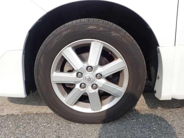 TOYOTA Voxy thumbnail 9