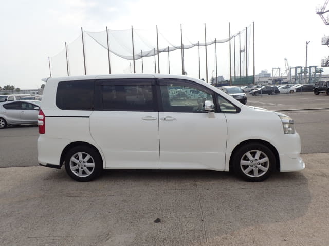 TOYOTA Voxy thumbnail 6