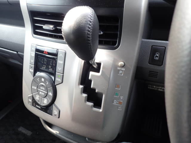 TOYOTA Voxy thumbnail 42