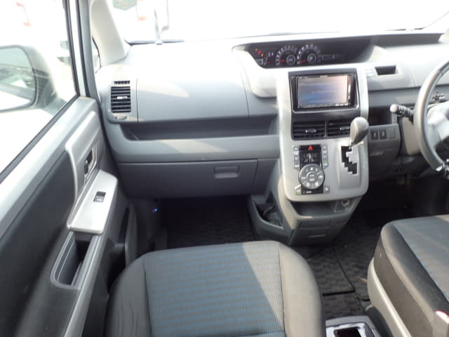 TOYOTA Voxy thumbnail 33