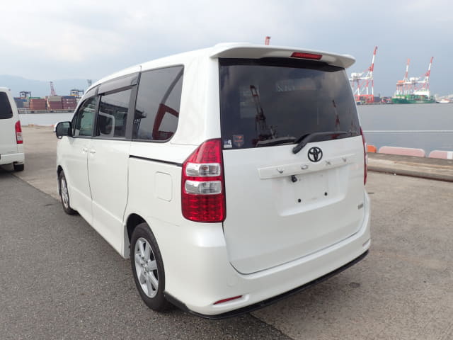 TOYOTA Voxy thumbnail 3