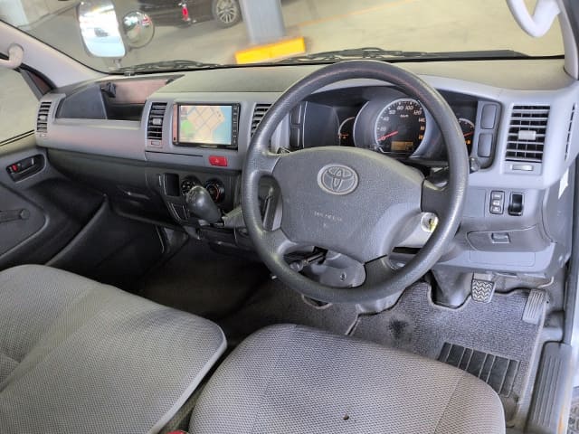 TOYOTA Hiace Van thumbnail 3