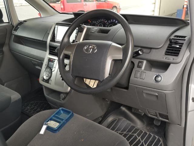 TOYOTA Voxy thumbnail 3