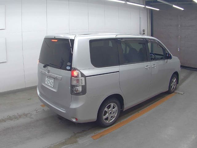 TOYOTA Voxy thumbnail 2