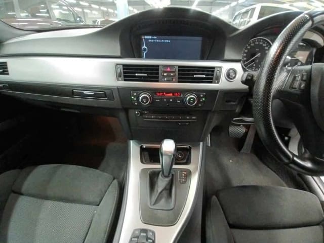 BMW 3 Series thumbnail 4