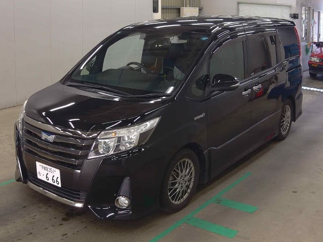 TOYOTA Noah Hybrid.
