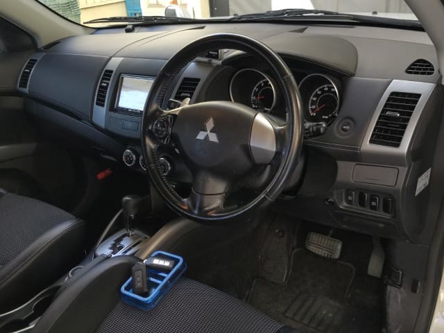 MITSUBISHI Outlander thumbnail 3