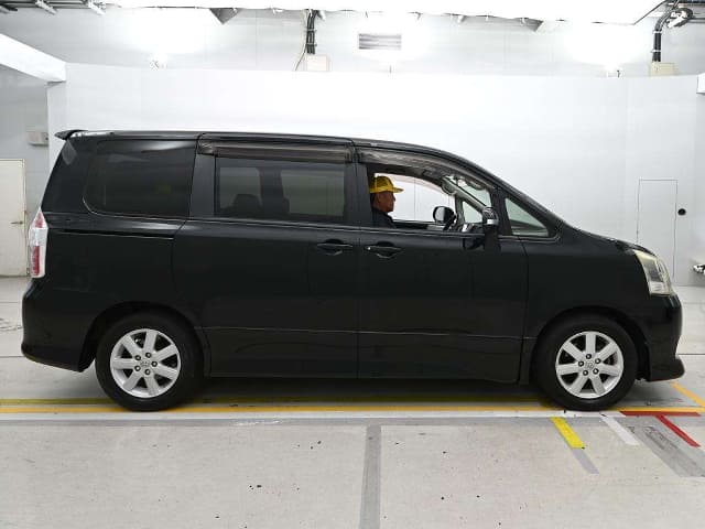 TOYOTA Noah thumbnail 4