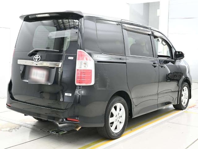 TOYOTA Noah thumbnail 2