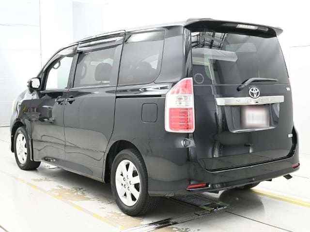 TOYOTA Noah thumbnail 7