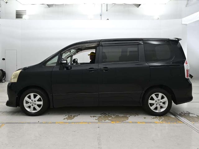 TOYOTA Noah thumbnail 5