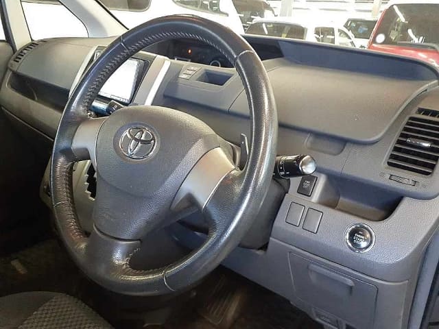 TOYOTA Noah thumbnail 3