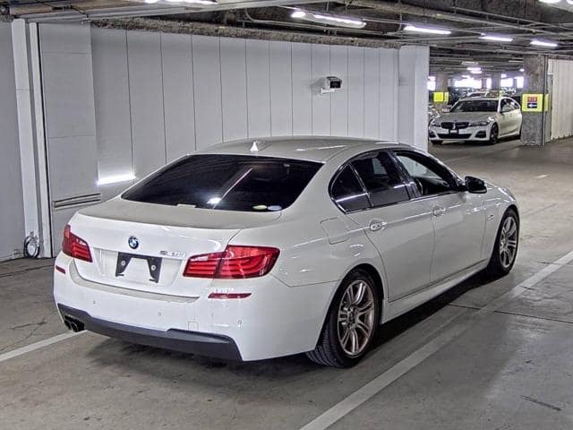 BMW 5 Series thumbnail 5