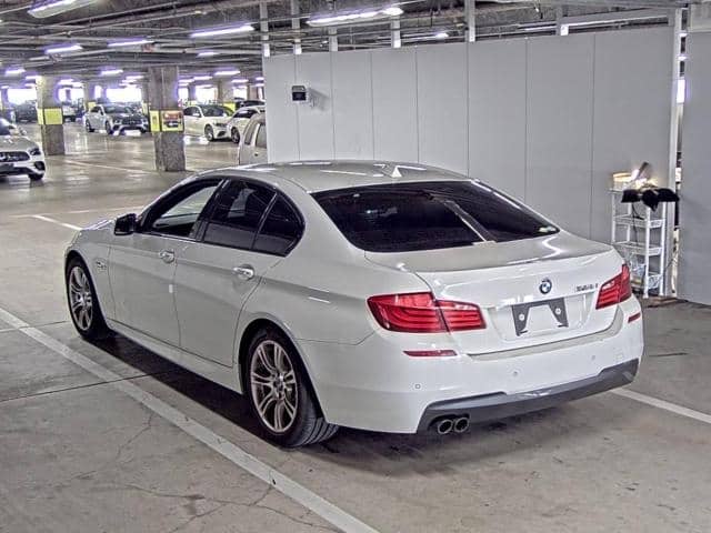 BMW 5 Series thumbnail 2