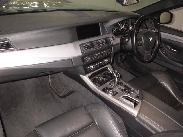 BMW 5 Series thumbnail 3