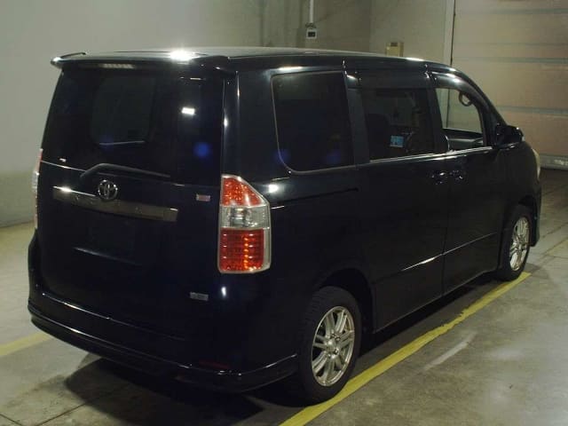 TOYOTA Noah thumbnail 2